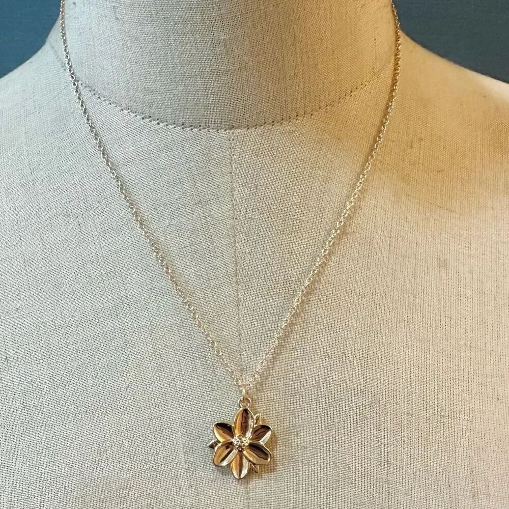 Gold tone flower pendant necklace